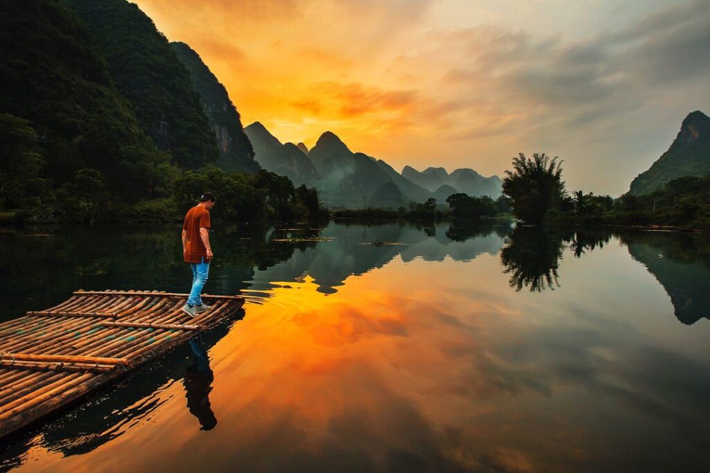 Yangshuo, Guangxi Guilin, Surrounded by stunning karst mountains and the tranquil Li River